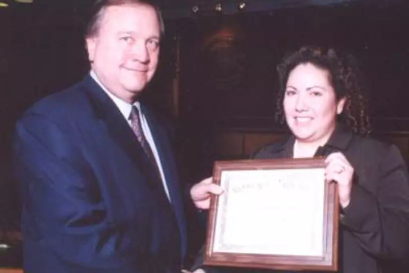 Laura Aizpuru-Sutton receiving the Robert L. Webb Award