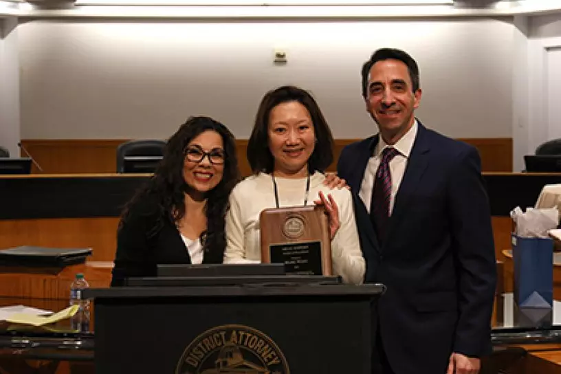 Mabel Wong receiving the Legal Support Award of Excellence