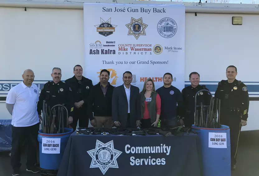 Gun buy table back group picture